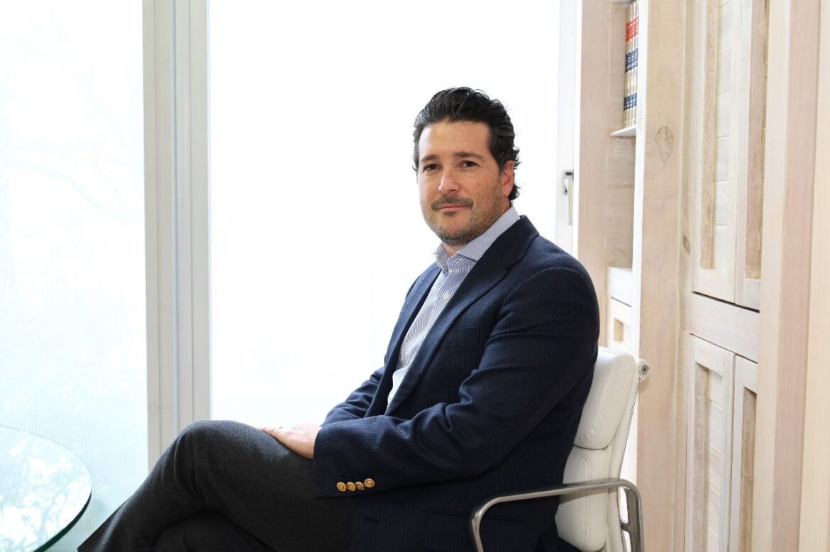 EB Capital estructura rondas de capital, emite deuda, provee seguros y asiste a sus clientes en procesos regulatorios y con la implementación de IA